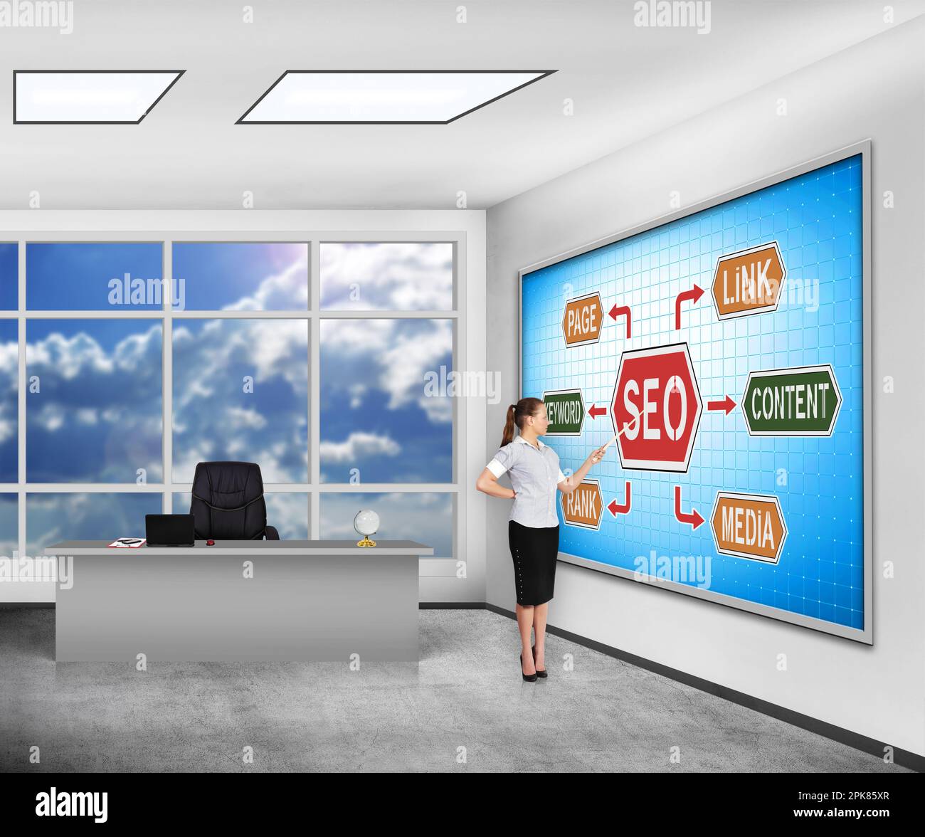 Geschäftsfrau im Klassenzimmer, die auf Plasmabildschirm mit seo-Konzept zeigt Stockfoto