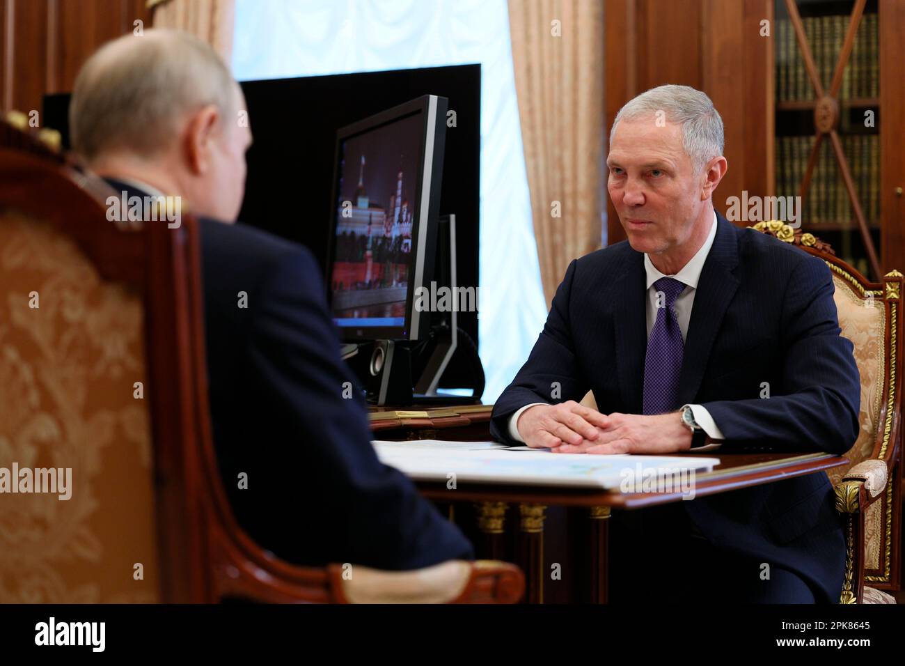 Russian President Vladimir Putin, left, meets with Vladimir Saldo, the head of the Russian-controlled Kherson region, in Moscow, Russia, Thursday, April 6, 2023. (Gavriil Grigorov, Sputnik, Kremlin Pool Photo via AP) Stockfoto