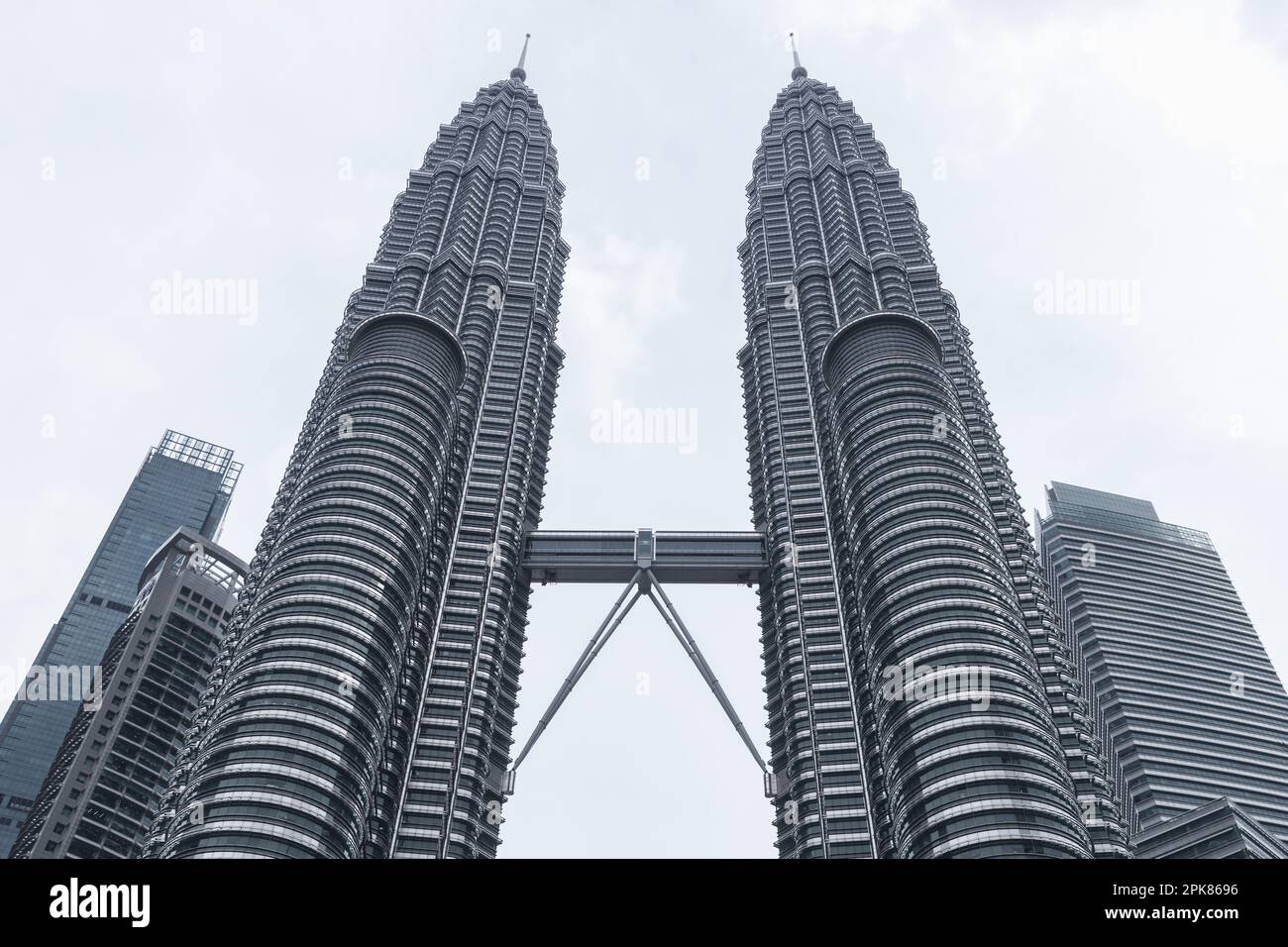 Kuala Lumpur, Malaysia - 25. November 2019: Petronas Twin Towers Gebäude ist tagsüber unter hellem bewölktem Himmel Stockfoto