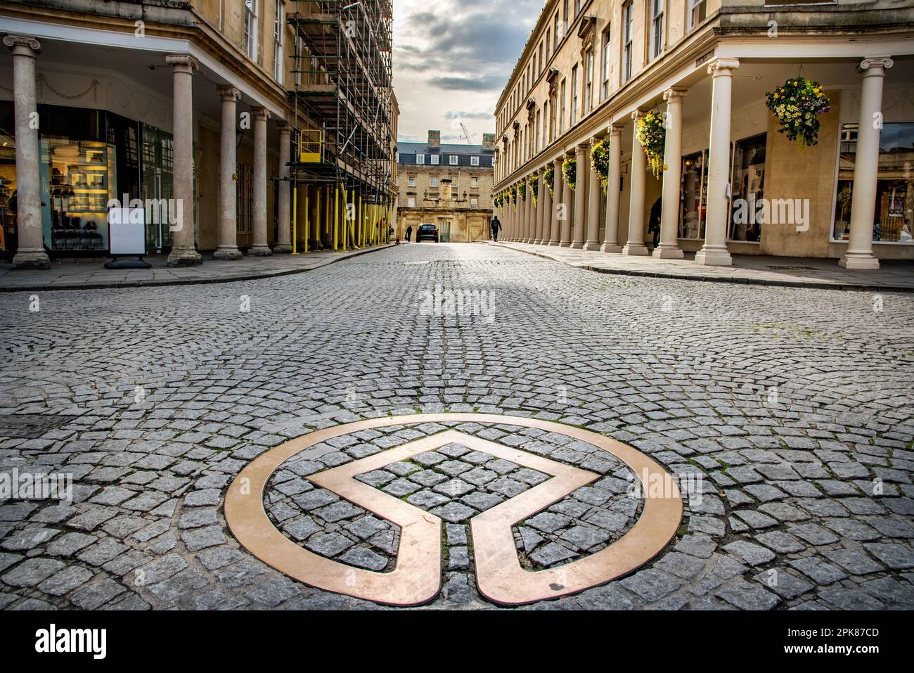 Enge Straße des Stadtzentrums von Bath in Großbritannien Stockfoto