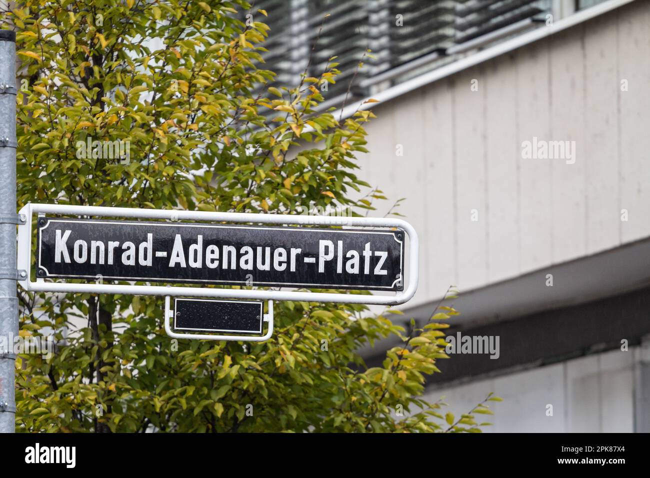 Bild der Straße auf dem Konrad-Adenauer-Platz in Düsseldorf mit Schwerpunkt auf dem Straßenschild. Konrad Hermann Joseph Adenauer war ein Ge Stockfoto