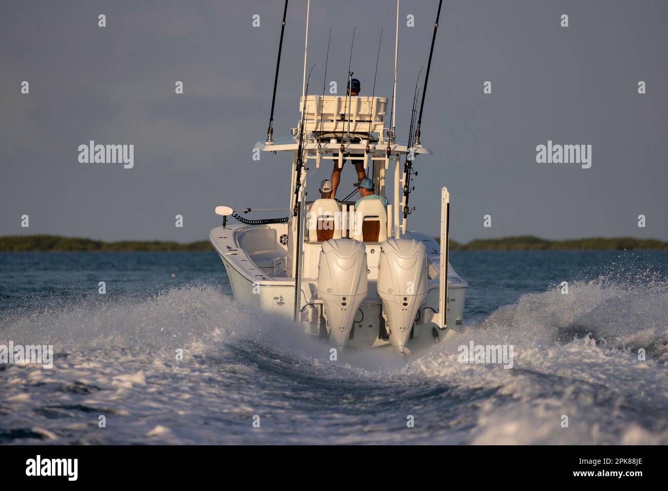 Das Fischerboot in der Mittelkonsole rast weg Stockfoto Das Fischerboot in der Mittelkonsole rast weg Stockfoto