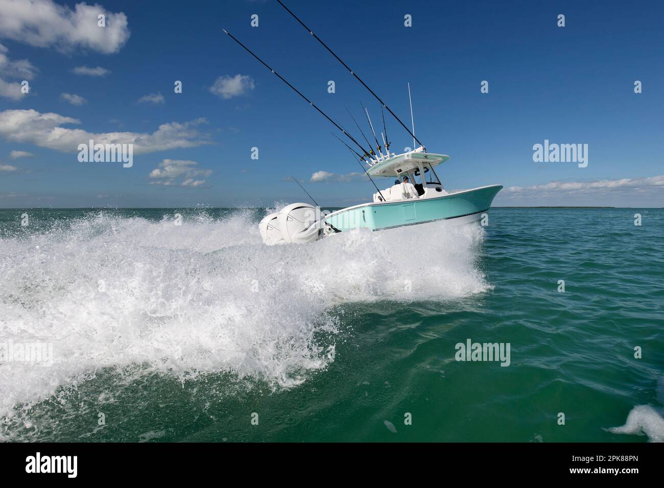 Ein Fischerboot in der Mittelkonsole, das schnell davonrast. Stockfoto
