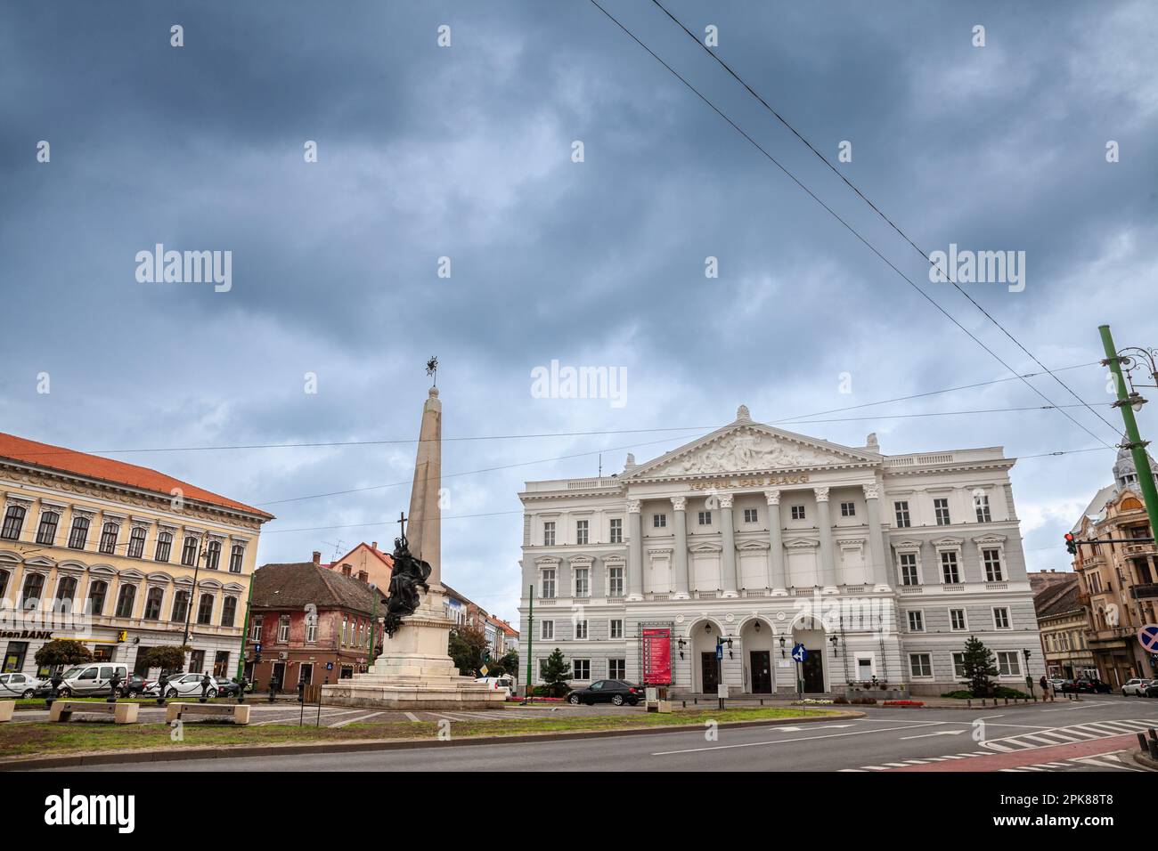 Bild der Hauptstraße von Arad, Rumänien, das Bulevardul Revolutiei, mit Fokus auf teatrul ioan slavici Theater. Arad ist die Hauptstadt von Arad Stockfoto