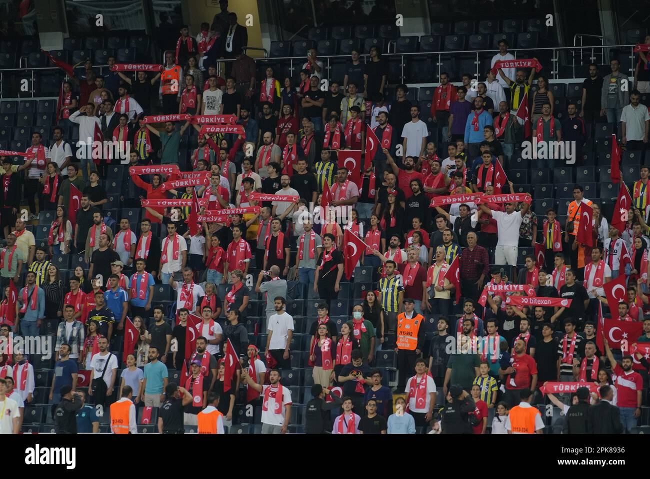 ISTANBUL, TURKIYE - 30. SEPTEMBER 2022: Zuschauer, die das Spiel der Nationalmannschaften Tukiye gegen Frankreich bei der Amputee Fußball-Weltmeisterschaft verfolgen Stockfoto