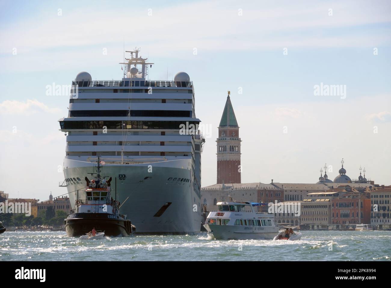 27. Juni 2021 - Venedig, Italien: Das MSC Orcestra Schiff segelt in der Lagune von Venedig nahe St. Markusplatz. Stockfoto