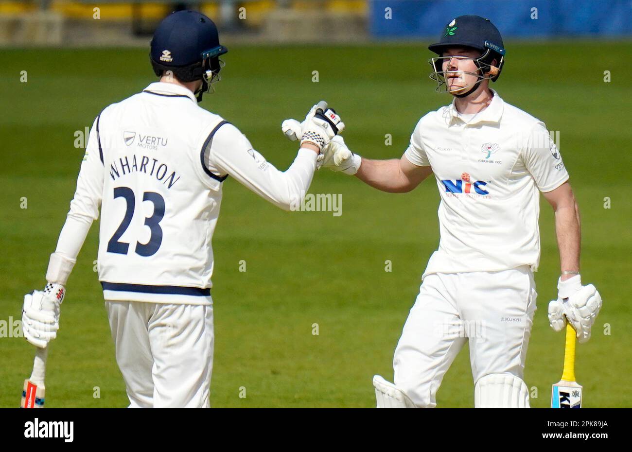 Yorkshires Finlay Bean (rechts) feiert sein halbes Jahrhundert mit Teamkollege James Wharton (links), am ersten Tag des Spiels LV= Insurance County Championship Division Two im Headingley Stadium, Yorkshire. Foto: Donnerstag, 6. April 2023. Stockfoto