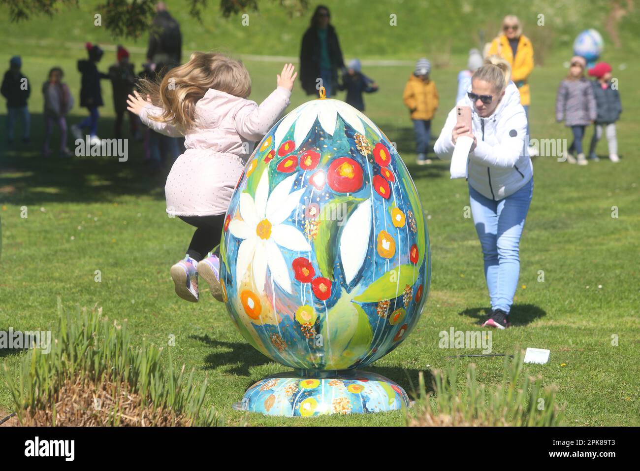 Bürger genießen einen Spaziergang im Park im Zentrum von Karlovac, Kroatien am 6. April 2023. Der Park ist mit einzigartigen Ostereiern mit Motiven von Karlovac dekoriert, die von Karlovac Künstlern gemalt wurden. Foto: Kristina Stedul Fabac/PIXSELL Stockfoto