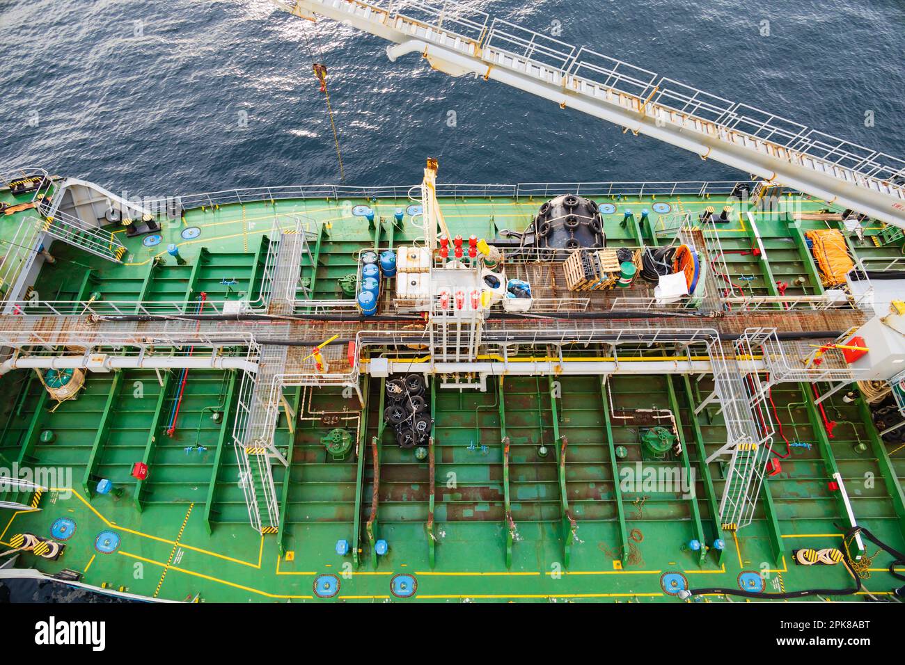 Tankschiff für die Betankung von Dieselkraftstoff neben der Betankung von Schiffen. Deck öffnen. Rohrleitungen, Tanker, auf See, Hafen. Malaga, Andalusien, Spanien Stockfoto