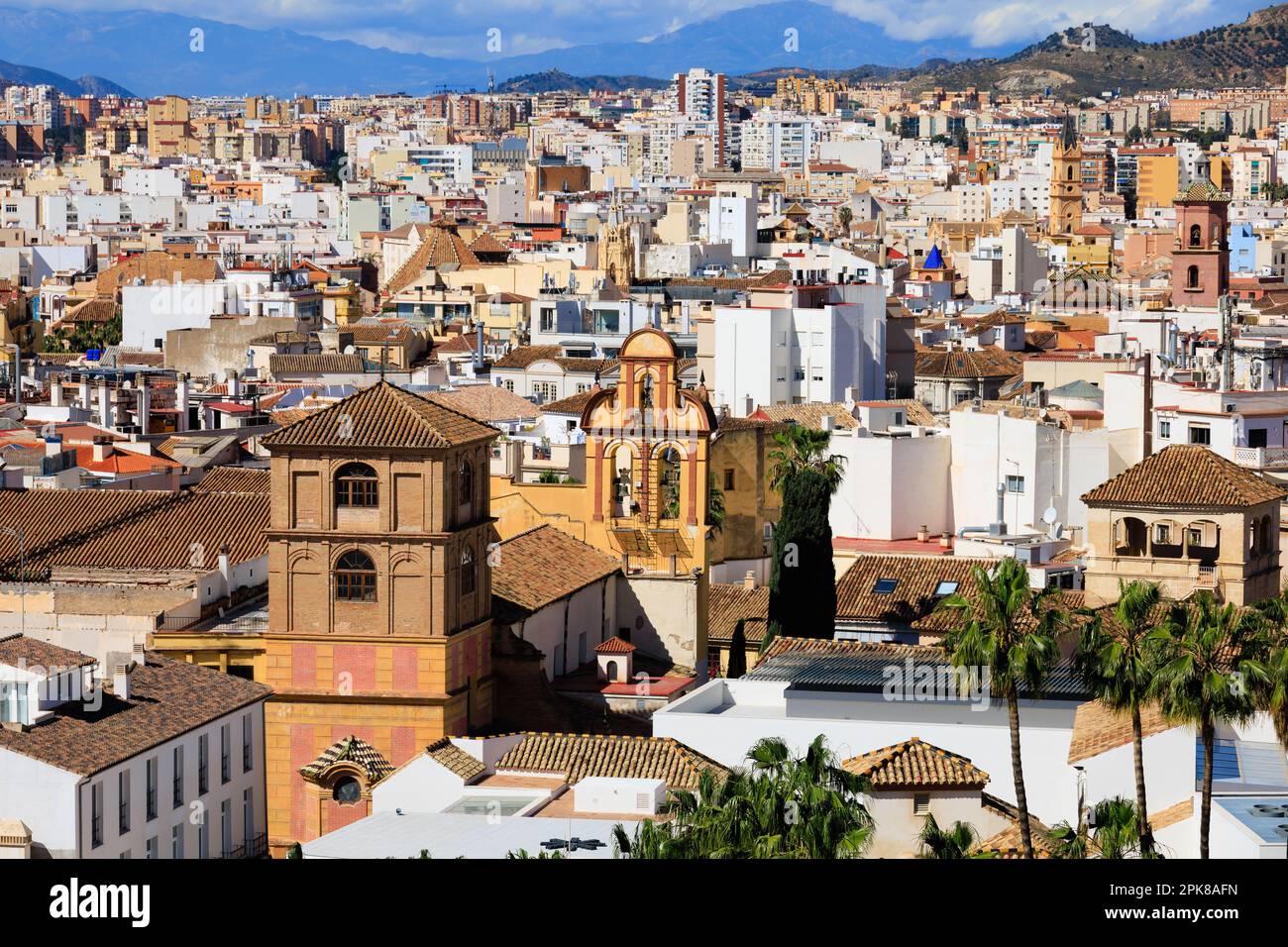 Blick über die Dächer von Malaga von den Wänden der Alcazaba de Malaga. Muslimische Festung an den Hängen des Gibralfaro Hügels. Malaga, Costa Stockfoto