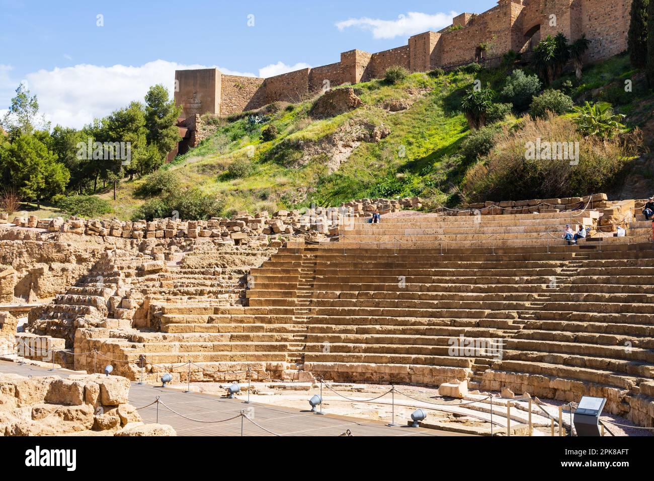 Die Alcazaba de Malaga. Muslimische Festung an den Hängen des Gibralfaro Hügels. Unten sehen Sie das römische Amphitheater, das Teatro Romano, Malaga, Costa del Stockfoto