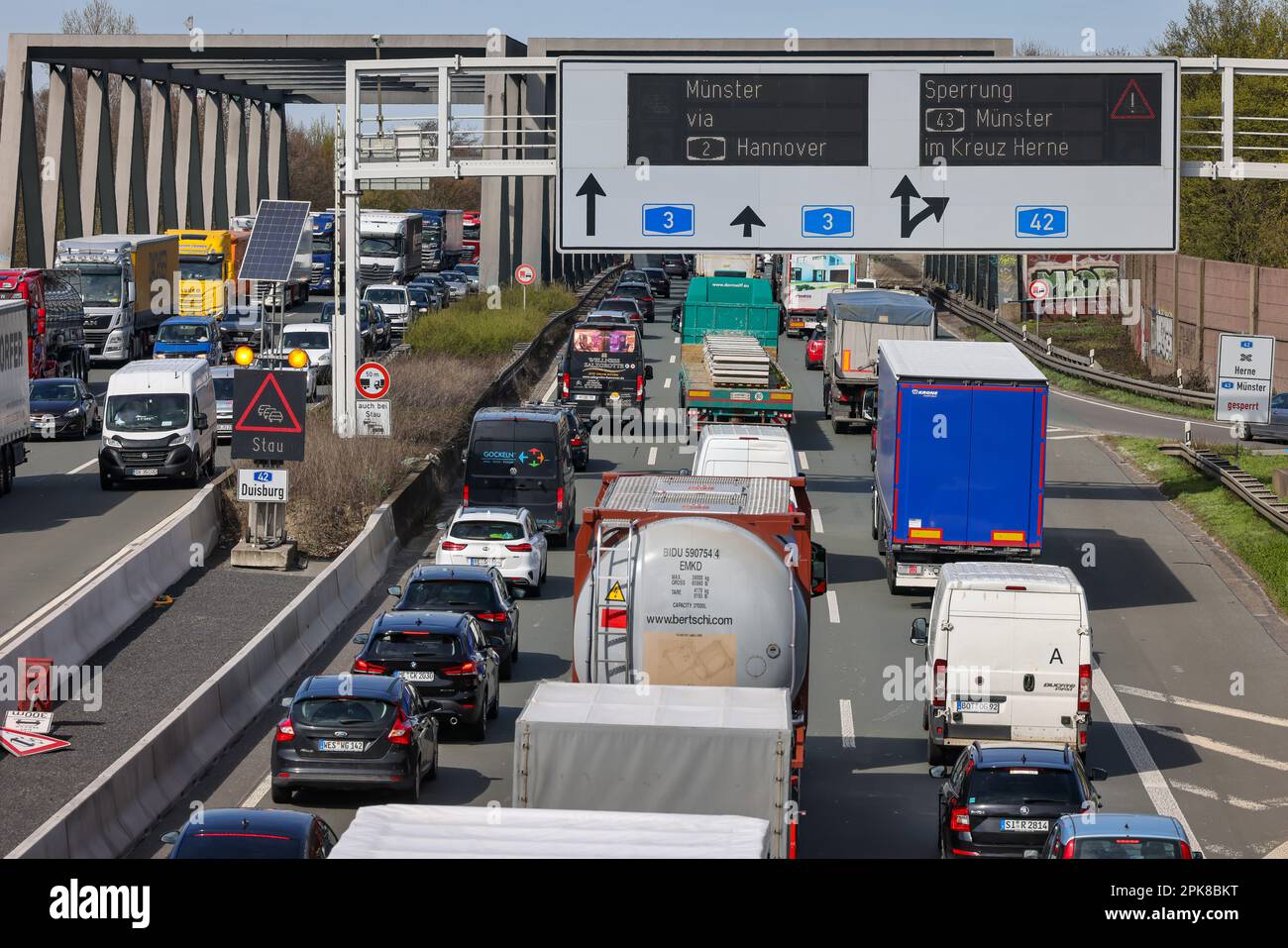 Oberhausen, Nordrhein-Westfalen, Deutschland - Stau auf der Autobahn A3, Osterreisen, Autos, Lieferwagen, Lastwagen, Wohnwagen und Camper stecken in tra fest Stockfoto