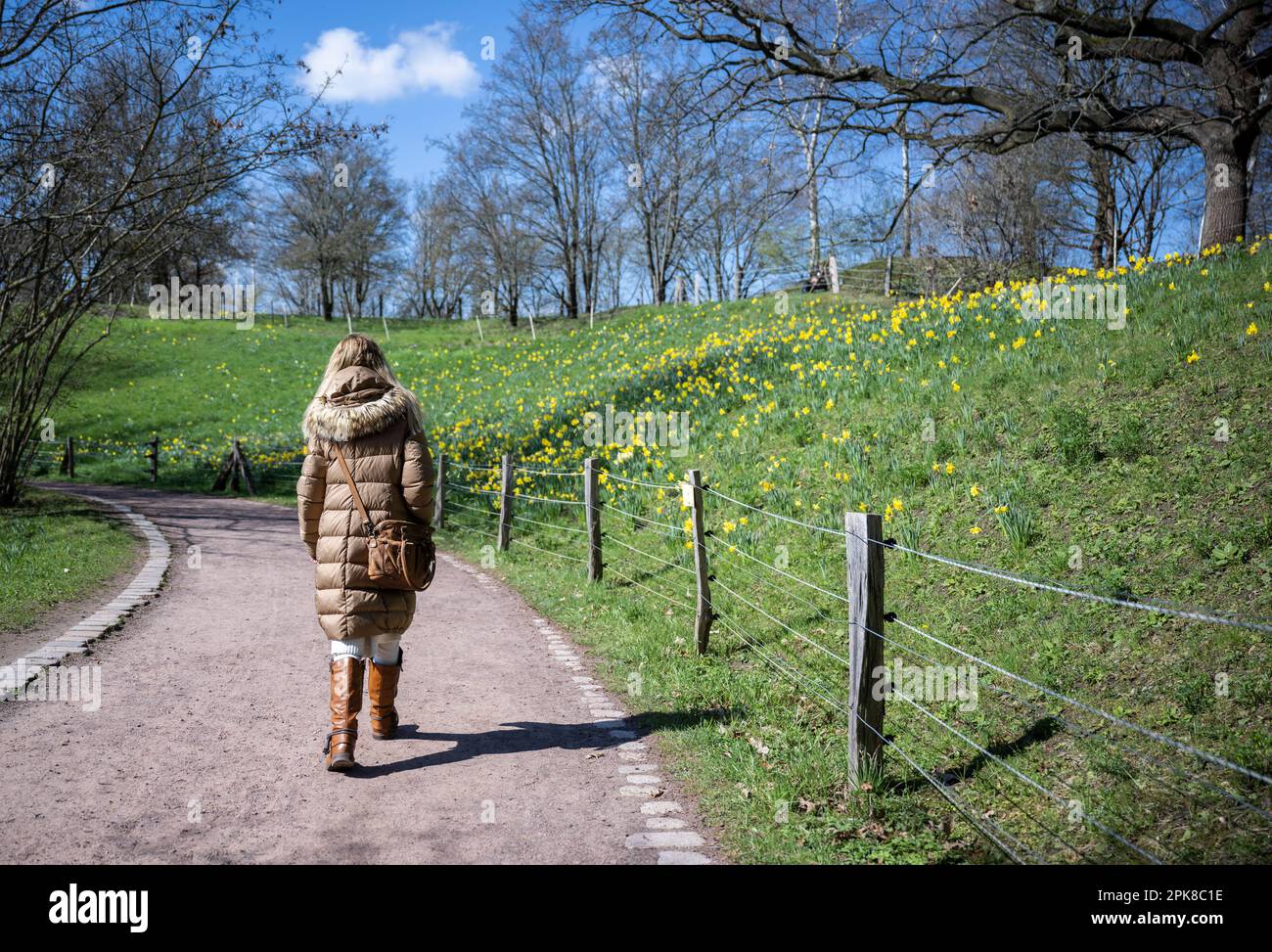 06. April 2023, Berlin Eine junge Frau geht im Britzer Garten auf