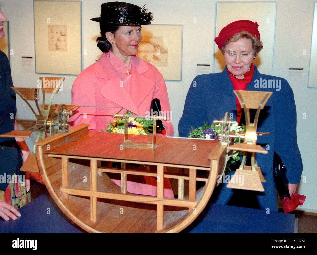 Schweden KÖNIGIN SILVIA mit der finnischen Präsidentenfrau Eeva Ahtisaari auf einer Design-Ausstellung in Stockholm während des offiziellen Staatsbesuchs in Schweden Stockfoto