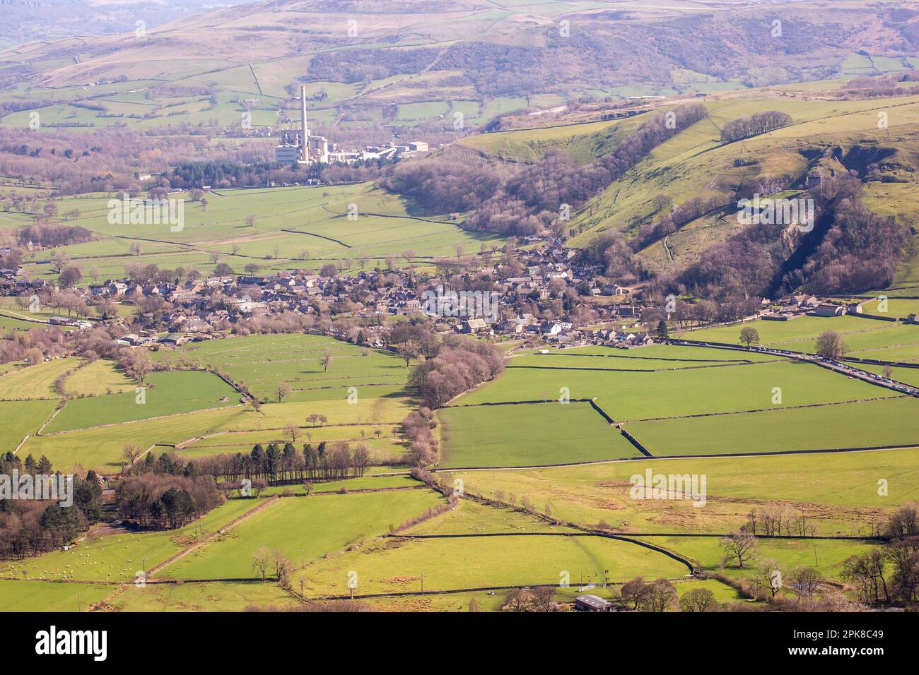 Blick auf das Derbyshire Village Castleton vom Gipfel des Mam Tor im English Peak District Stockfoto