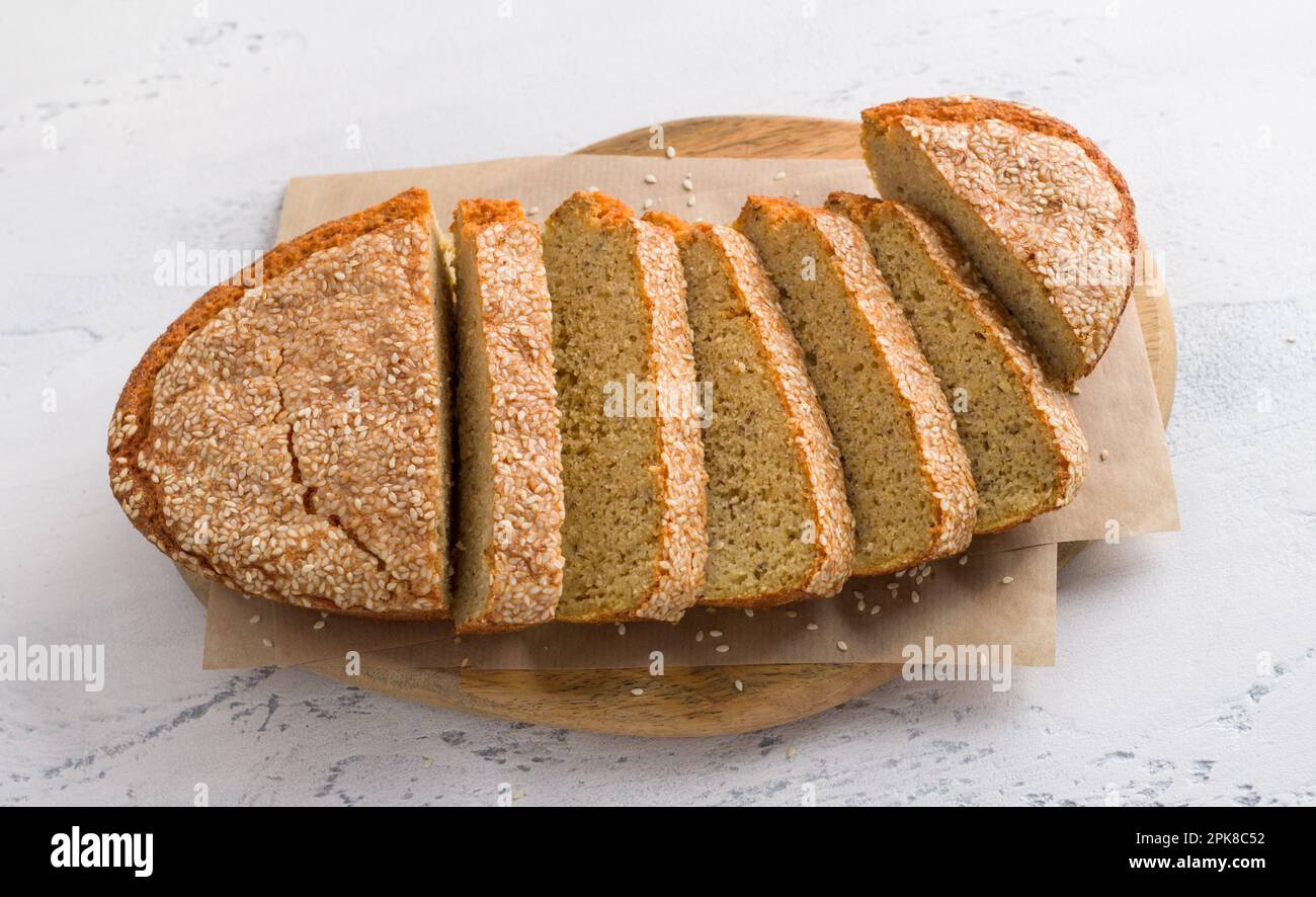 Köstliches, glutenfreies Linsenbrot ohne Mehl mit Sesamsamen in einer weißen Backform auf hellgrauem Hintergrund, Draufsicht. Hausgemachtes Vegetarier Stockfoto