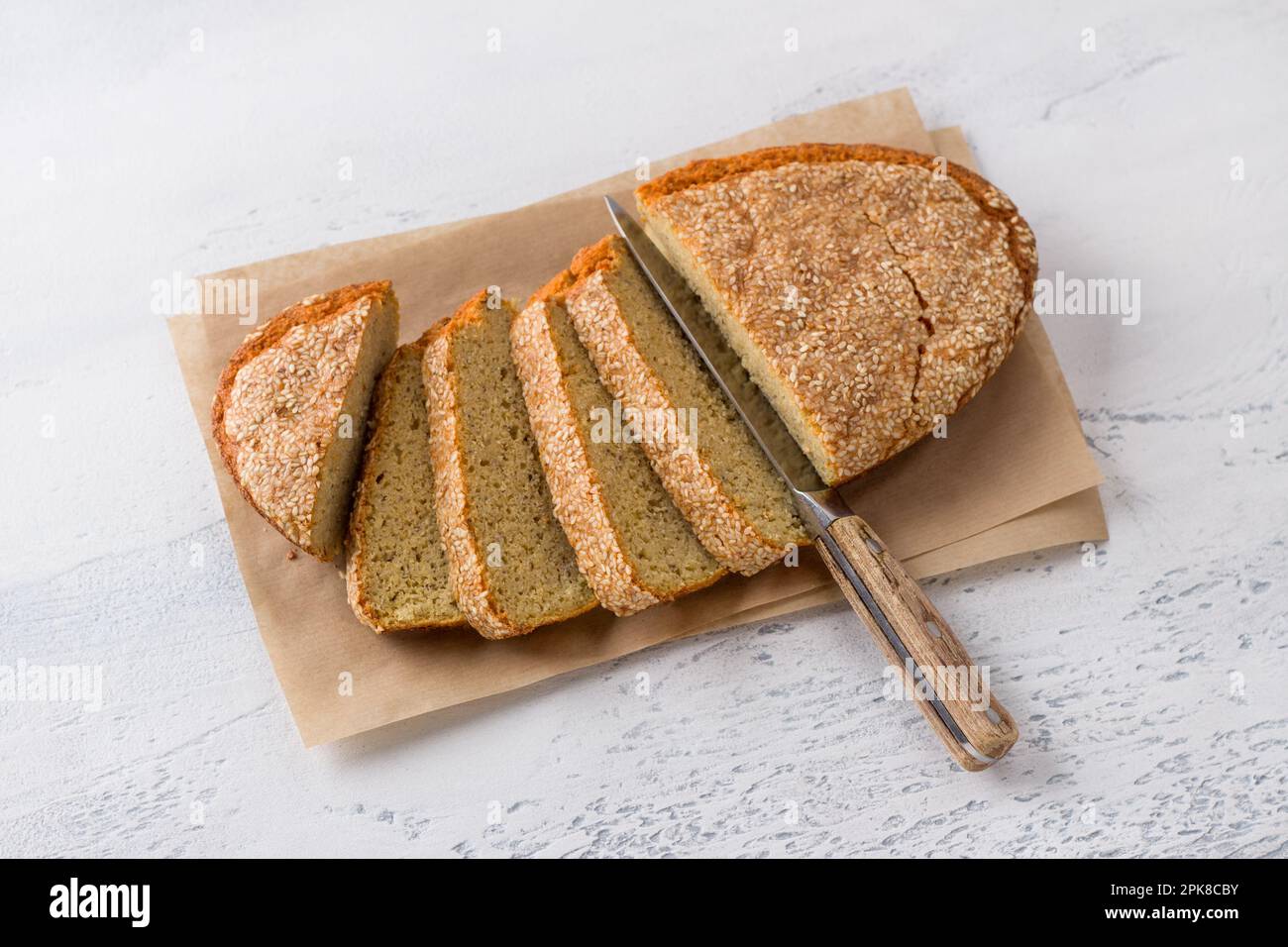 Köstliches, glutenfreies Linsenbrot ohne Mehl mit Sesamsamen in einer weißen Backform auf hellgrauem Hintergrund, Draufsicht. Hausgemachtes Vegetarier Stockfoto