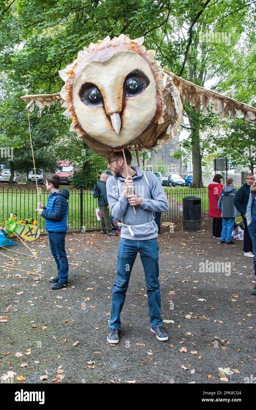 Zusammenstellung und Vorbereitung der Teilnehmer für den Beginn der Prozession durch die Straßen von Skipton beim Internationalen Puppenfest 2015 . Stockfoto