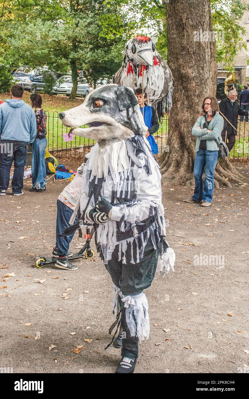 Zusammenstellung und Vorbereitung der Teilnehmer für den Beginn der Prozession durch die Straßen von Skipton beim Internationalen Puppenfest 2015 . Stockfoto