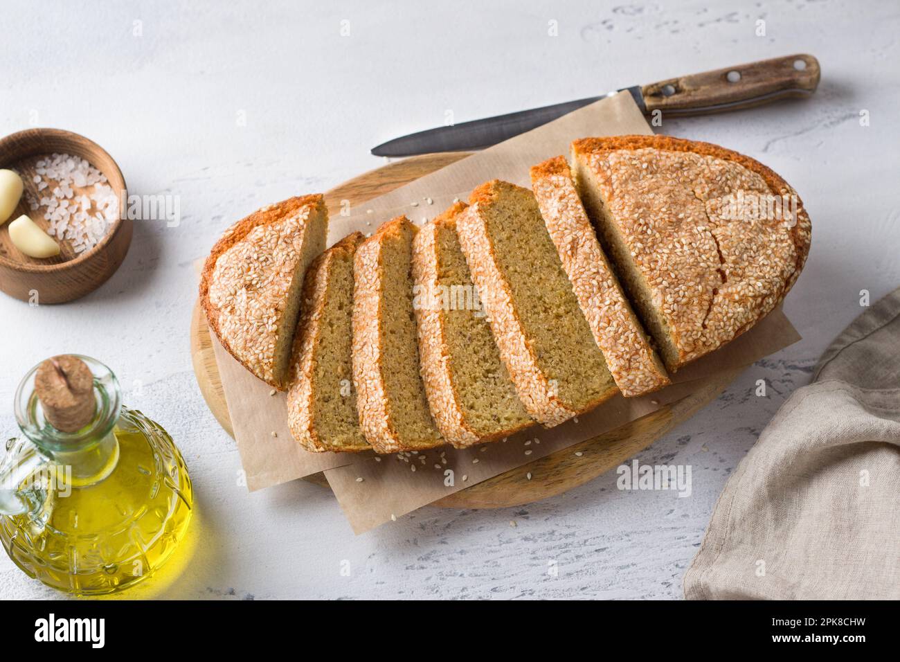 Köstliches, glutenfreies Linsenbrot ohne Mehl mit Sesamsamen in einer weißen Backform auf hellgrauem Hintergrund, Draufsicht. Hausgemachtes Vegetarier Stockfoto