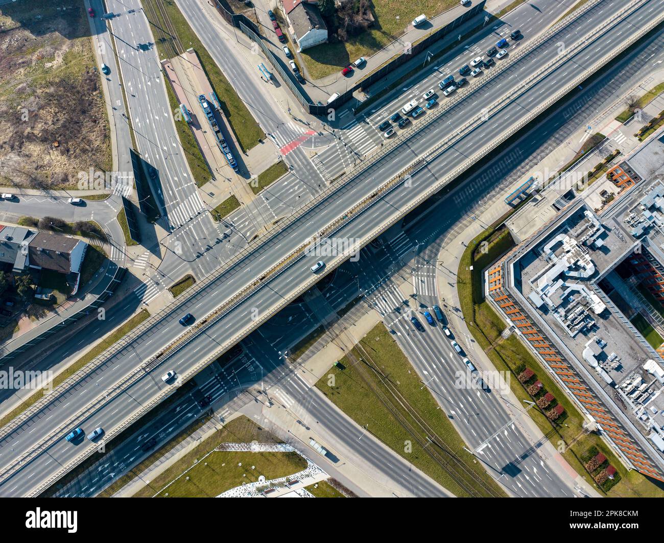 Mehrstöckige Kreuzung der Stadtautobahn in Krakau, Polen. Straßenbahn und Straßenbahn an einer Straßenbahnhaltestelle, Autos, Zebraübergänge, Luftaufnahme von oben Stockfoto