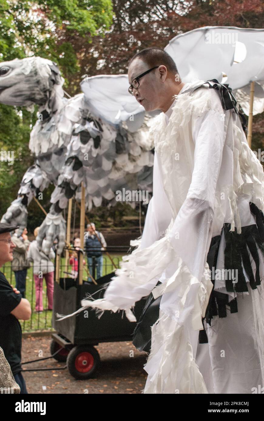 Zusammenstellung und Vorbereitung der Teilnehmer für den Beginn der Prozession durch die Straßen von Skipton beim Internationalen Puppenfest 2015 . Stockfoto