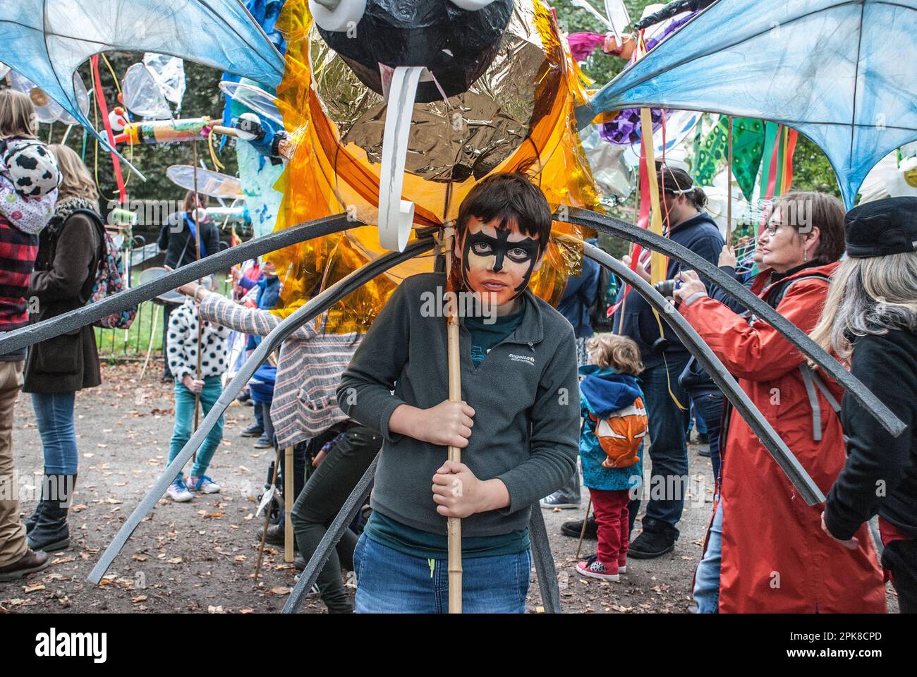 Zusammenstellung und Vorbereitung der Teilnehmer für den Beginn der Prozession durch die Straßen von Skipton beim Internationalen Puppenfest 2015 . Stockfoto