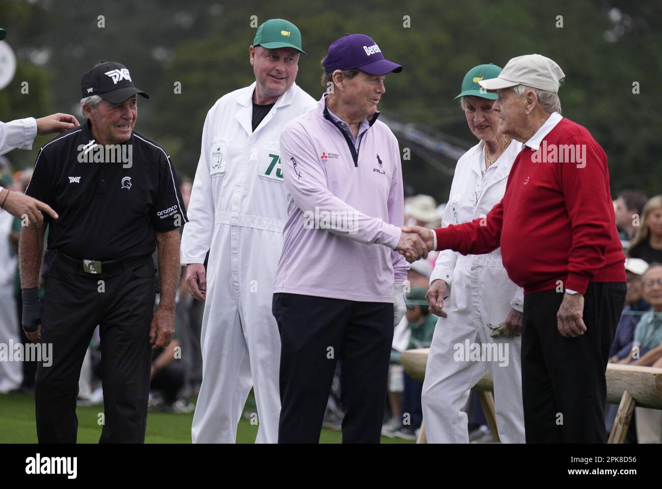 Augusta, Usa. 06. April 2023. Die Golflegenden Tom Watson und Jack Nicklaus geben sich nach der Ehreneröffnungszeremonie des Masters-Turniers im Augusta National Golf Club in Augusta, Georgia, am Donnerstag, den 6. April 2023 die Hand. Foto von Bob Strong/UPI Credit: UPI/Alamy Live News Stockfoto