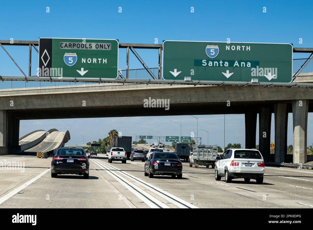 Fahren Sie auf der Fahrgemeinschaftsspur auf der Interstate 5 North in Richtung Santa Ana, Los Angeles, mit leichtem Verkehr am frühen Nachmittag Stockfoto