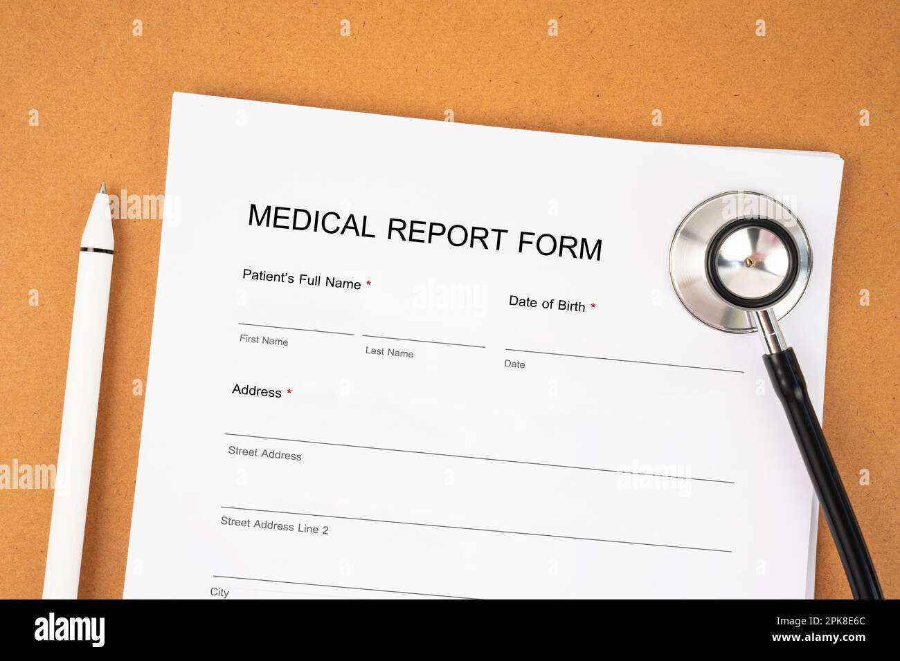 Zum Ausfüllen des Formulars wird ein medizinischer Bericht (Gesundheitsfragebogen, Patientenregistrierungsformular) und ein Stethoskop mit Stift vorbereitet. Stockfoto