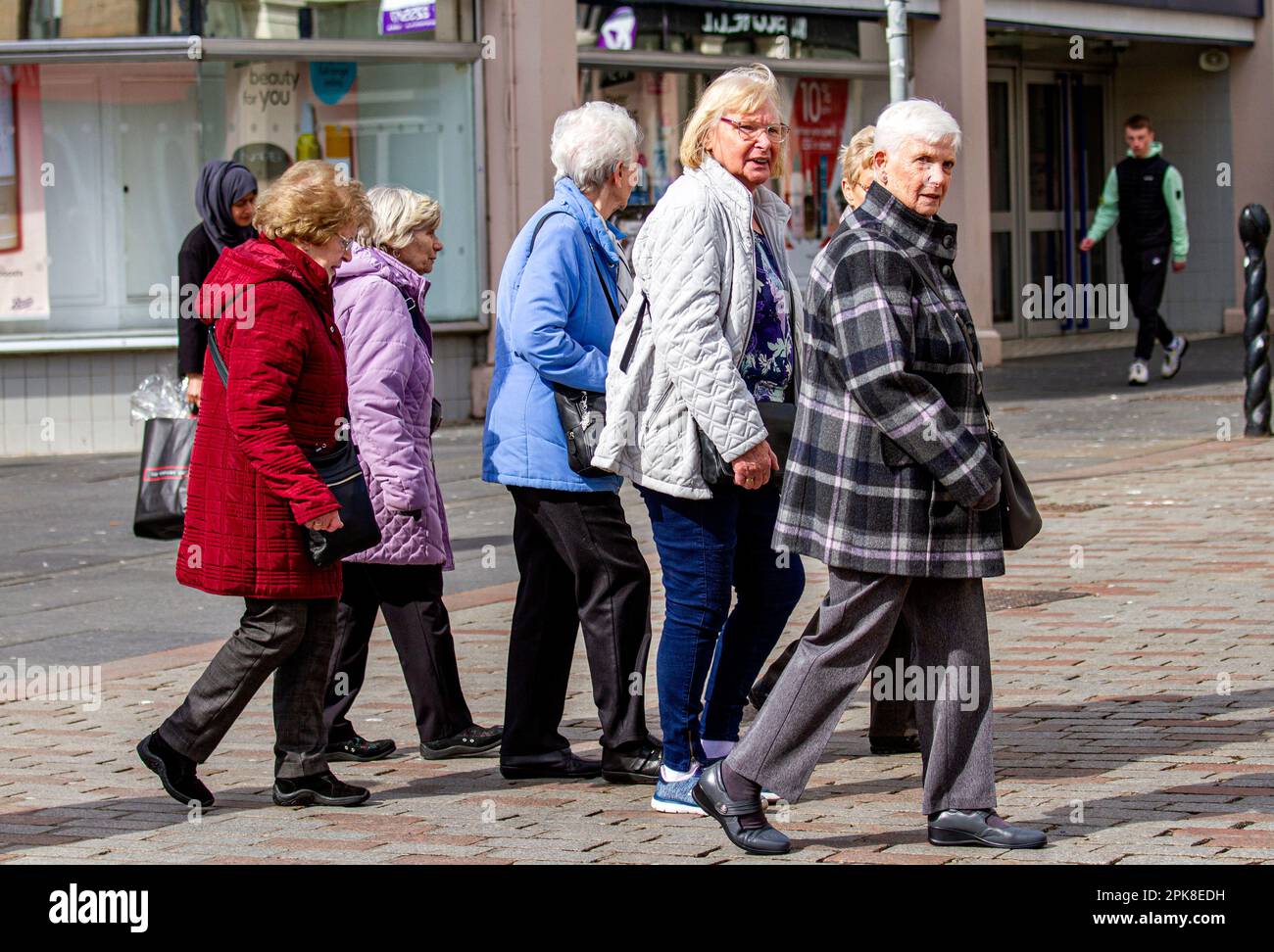 Dundee, Tayside, Schottland, Großbritannien. 6. April 2023 Wetter im Vereinigten Königreich: Während der Osterferien erreichten die Temperaturen im Nordosten Schottlands etwa 12 °C. Die warme April-Sonne zieht modische Frauen an, die den Tag im Stadtzentrum von Dundee verbringen und dabei das schöne Frühlingswetter nutzen, während sie ihre täglichen Aktivitäten Unternehmen. Kredit: Dundee Photographics/Alamy Live News Stockfoto