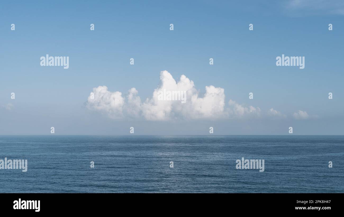 Eine Wolke schwebt auf dem Meer Stockfoto