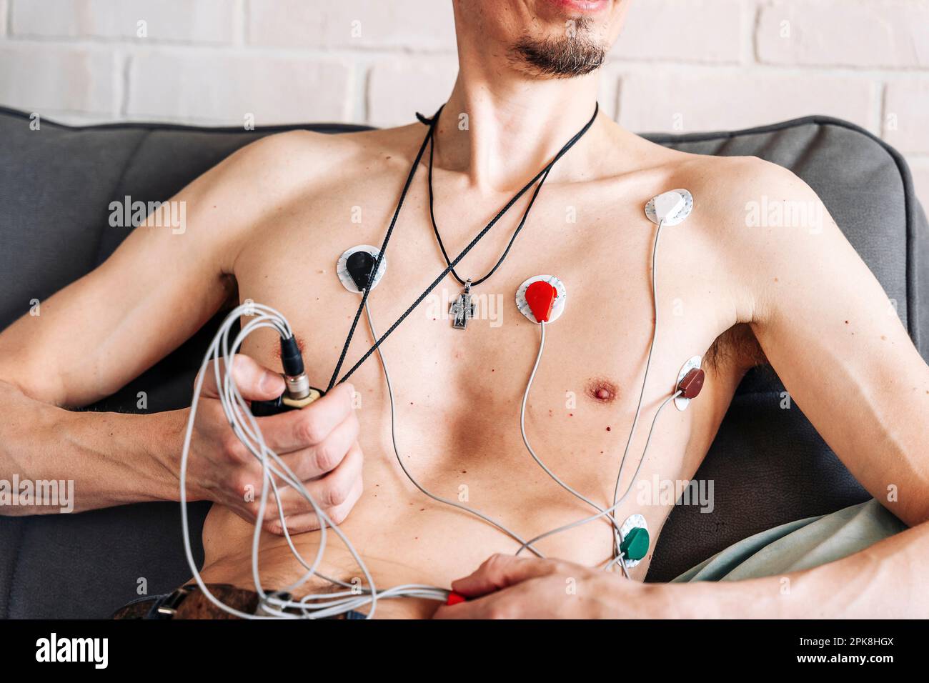 Holter-Herzmonitor. Mann mit Cardio-Monitor Stockfoto
