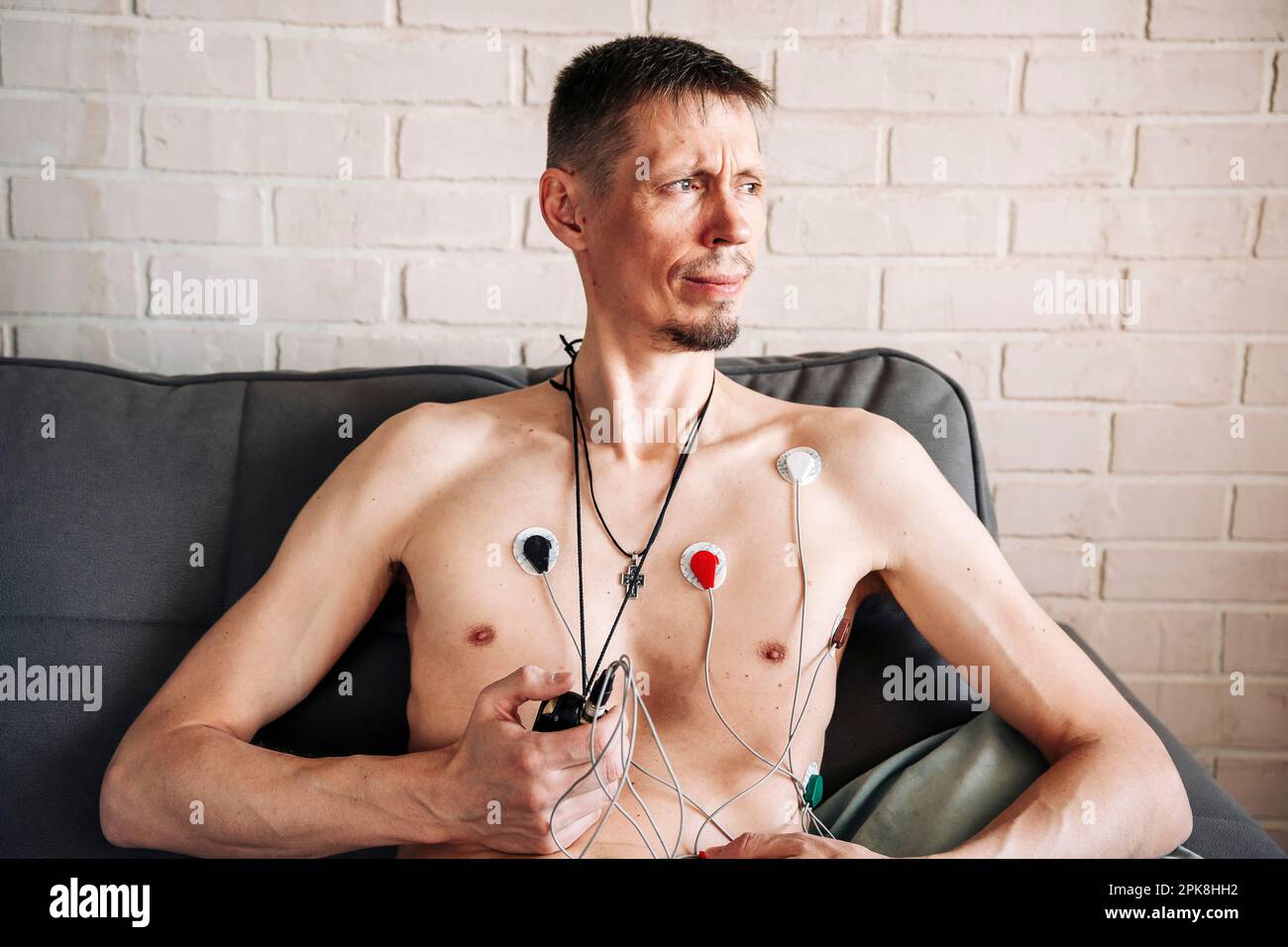 Holter-Herzmonitor. Mann mit Cardio-Monitor Stockfoto