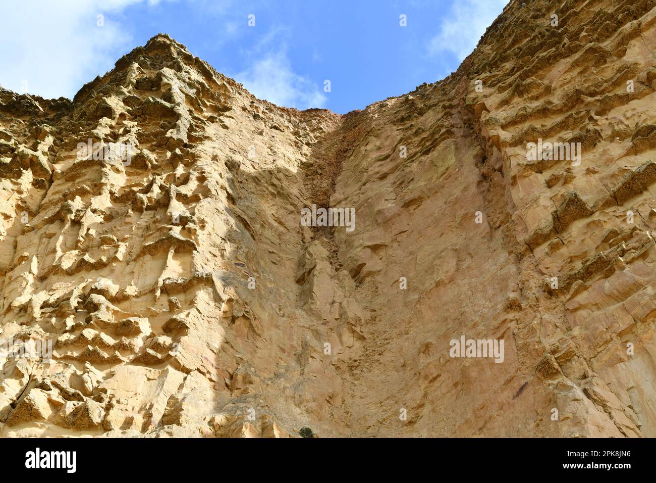 Vom Strand in East Cliff, West Bay, Dorset aus der Nähe. Felsstürze treten hier oft auf. Stockfoto