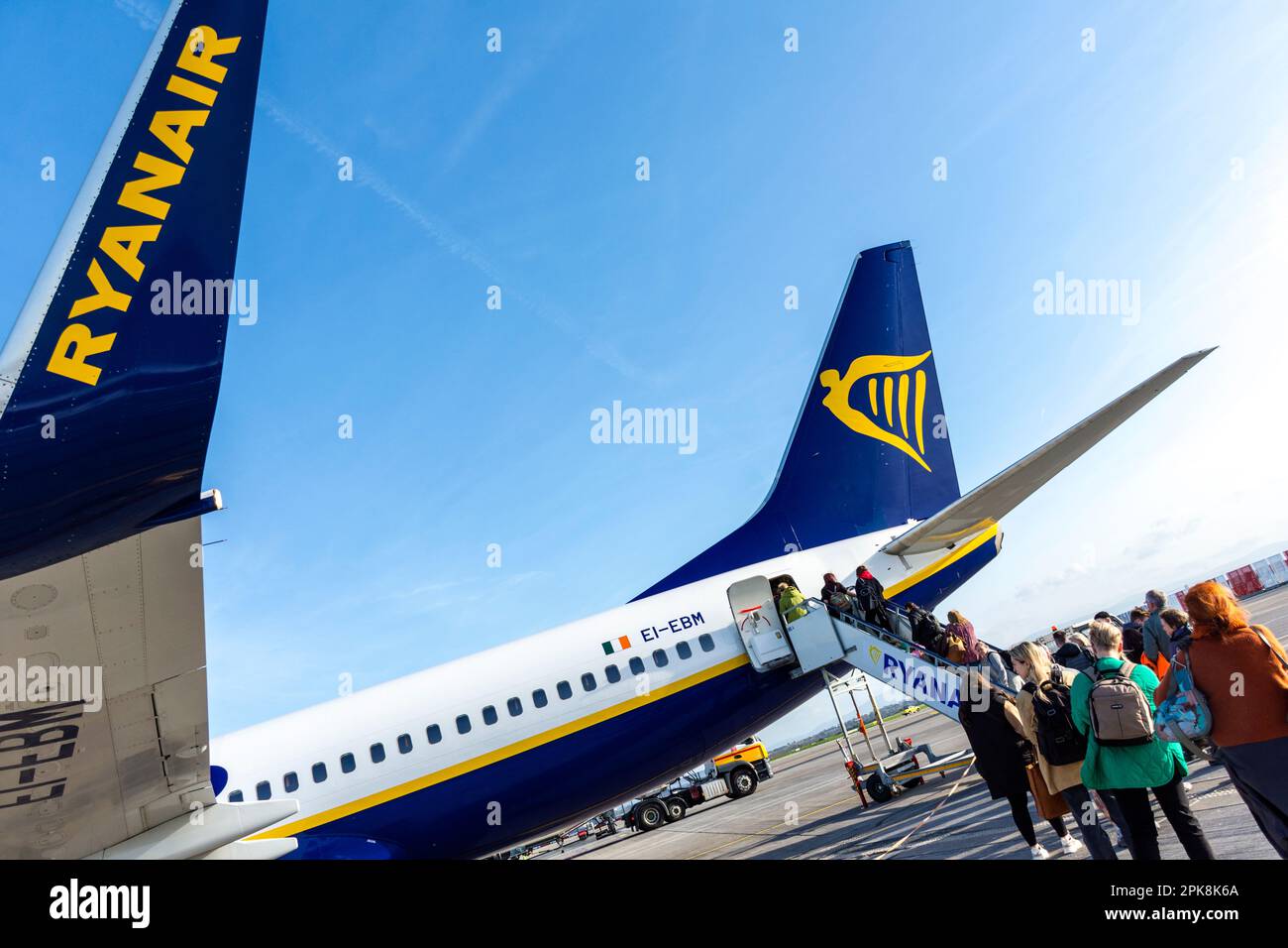 Fluggäste, die ein Flugzeug von Ryanair für einen Flug ab Dublin Airport, Irland, besteigen. Stockfoto