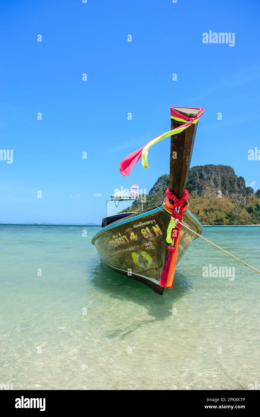 Longtail am Strand von Koh Phi Phi Don. Stockfoto