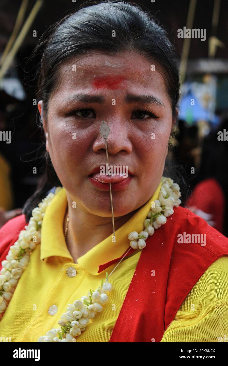 Lubuk Pakam, Indonesien. 05. März 2023. Ein chinesischer Einwohner nimmt während der jährlichen Feier zum Gedenken an den Monat Pangguni oder Pangguni Uthiram, der den gott Muruga anbetet, an dem Zerstörungsritual Teil. (Foto: Kartik Byma/SOPA Images/Sipa USA) Guthaben: SIPA USA/Alamy Live News Stockfoto