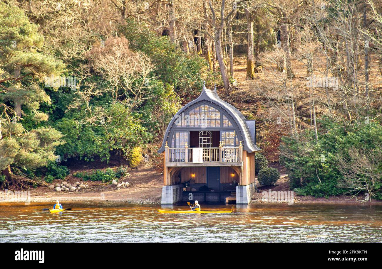 Aldourie Castle Estate Loch Ness Schottland das raffinierte Bootshaus aus Sicht des Loch und zwei gelben Kajaks Stockfoto