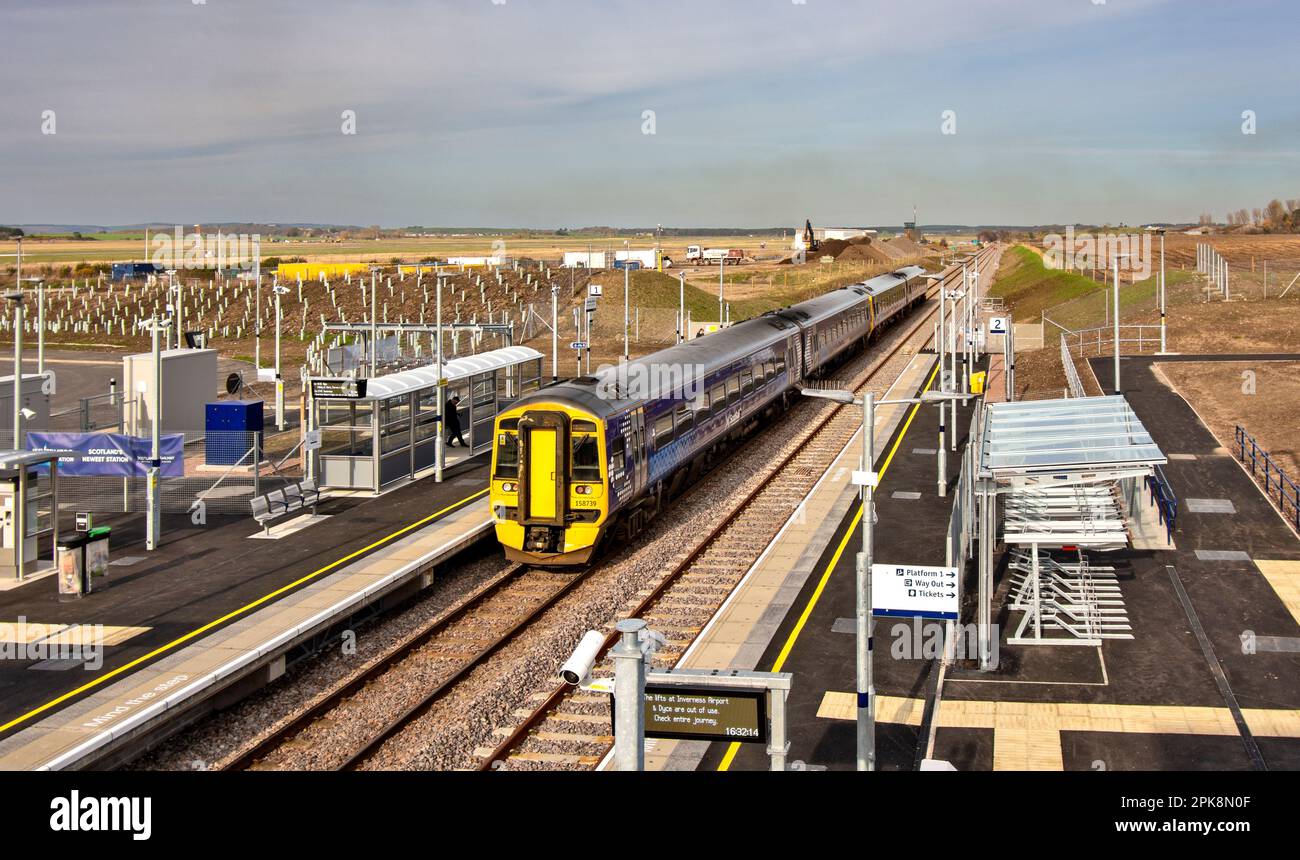 Der ScotRail-Zug verlässt die Bahnsteige des neuen Bahnhofs am Flughafen Inverness Stockfoto
