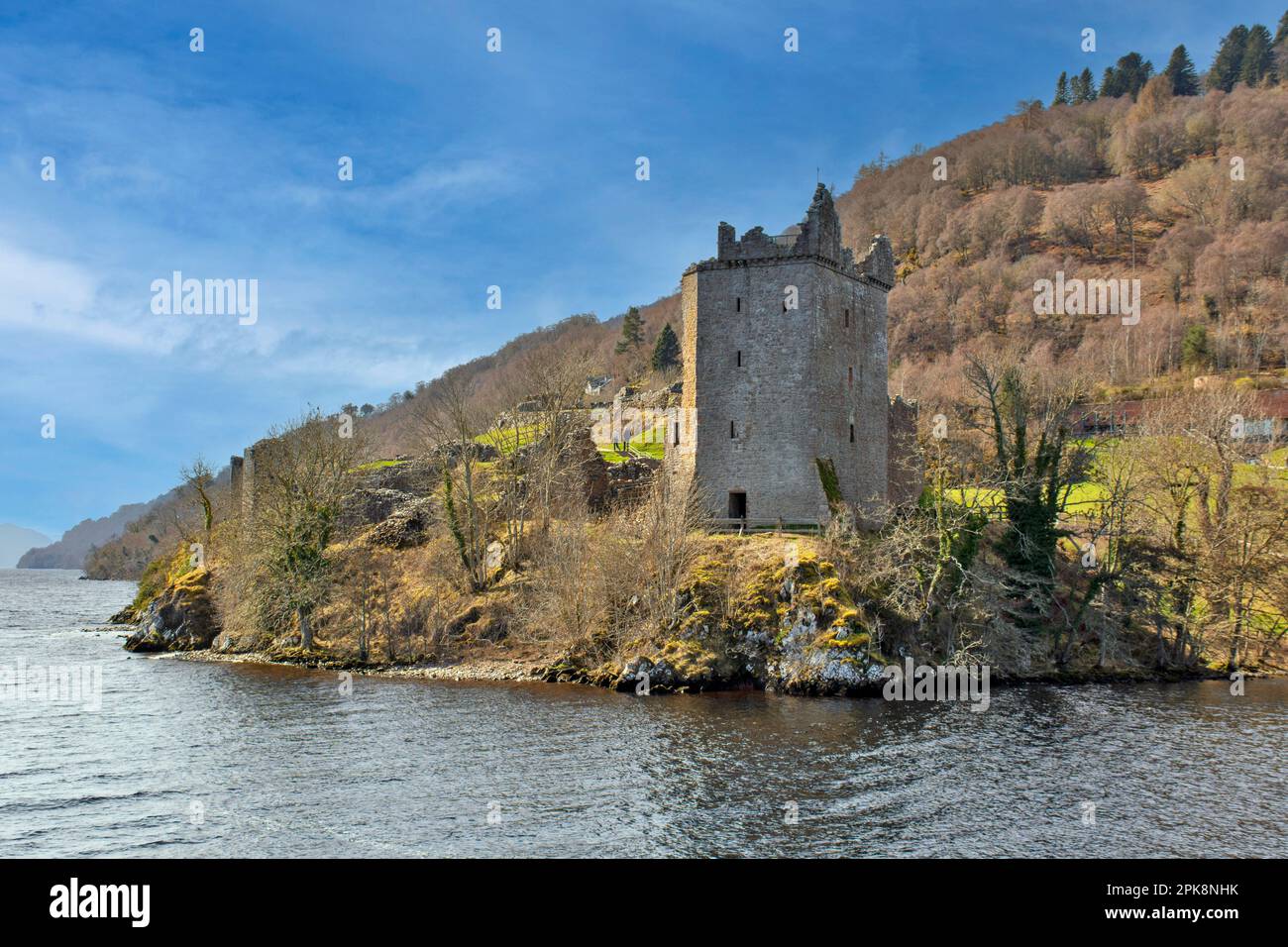 Urquhart Castle Loch Ness Scotland Grant Tower und Blick auf den Loch Stockfoto