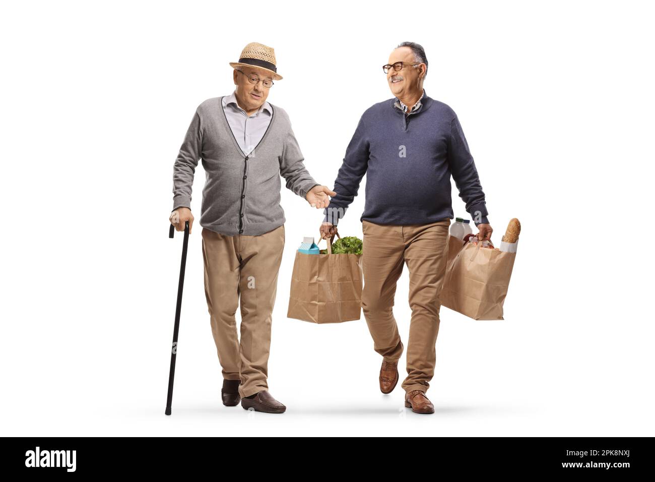 Ein erwachsener Mann läuft, trägt Einkaufstüten und unterhält sich mit einem Rentner, isoliert auf weißem Hintergrund Stockfoto