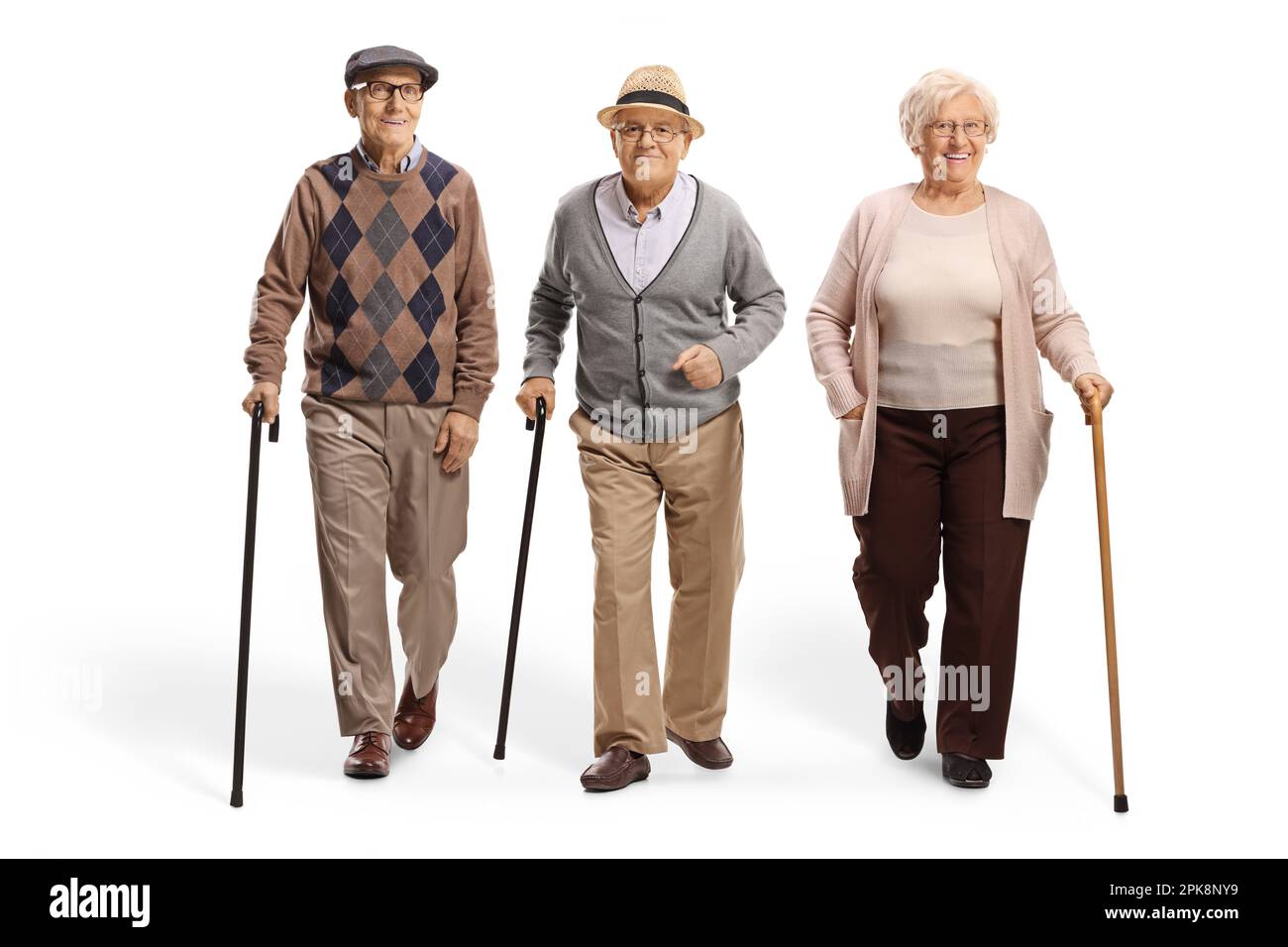 Gruppe von Rentnern, die isoliert auf weißem Hintergrund auf die Kamera zugehen Stockfoto
