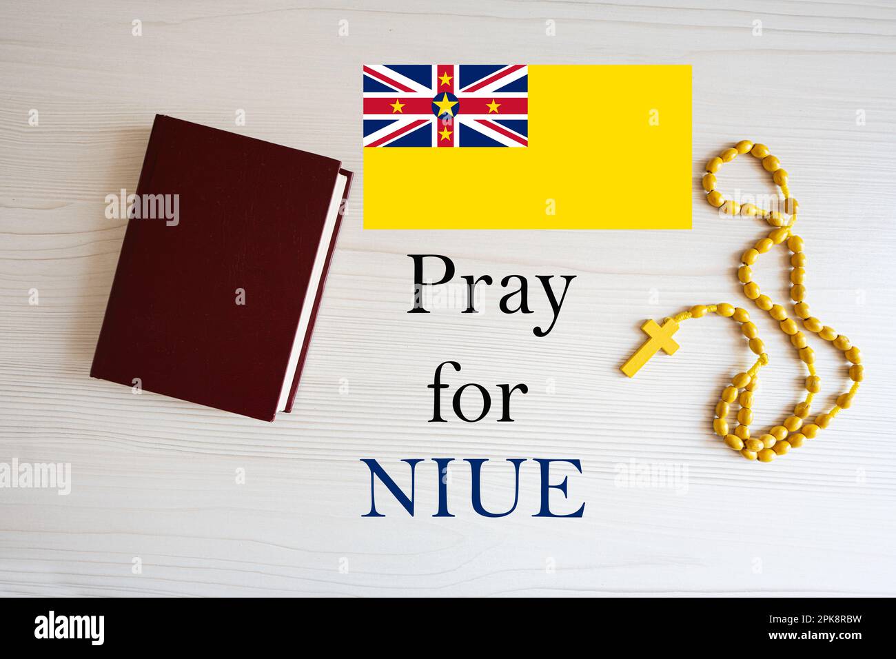 Bete für Niue. Rosenkranz und Heilige Bibel. Stockfoto