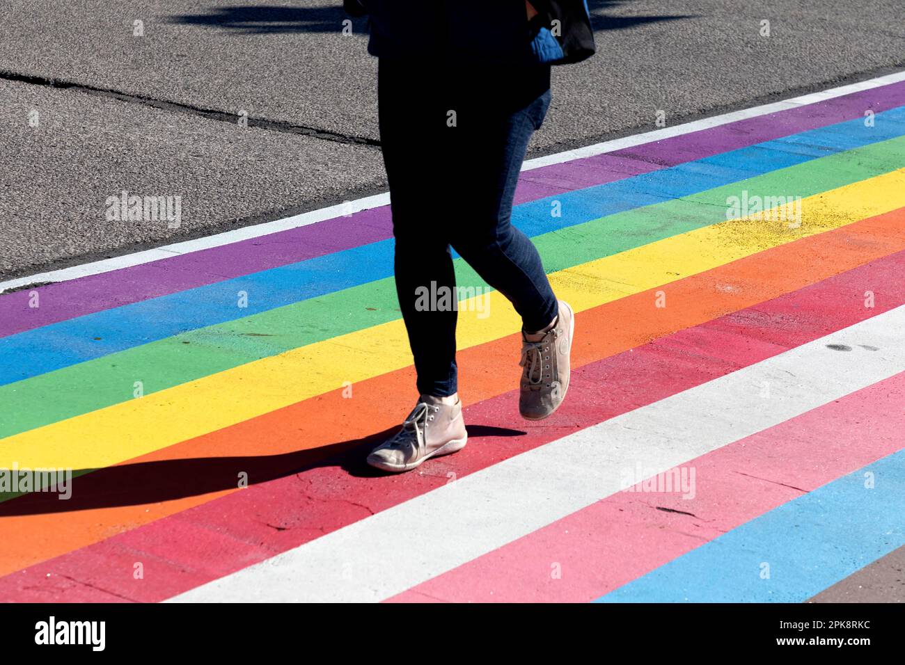 Die Schwulenflagge überquert Leute. Stockfoto