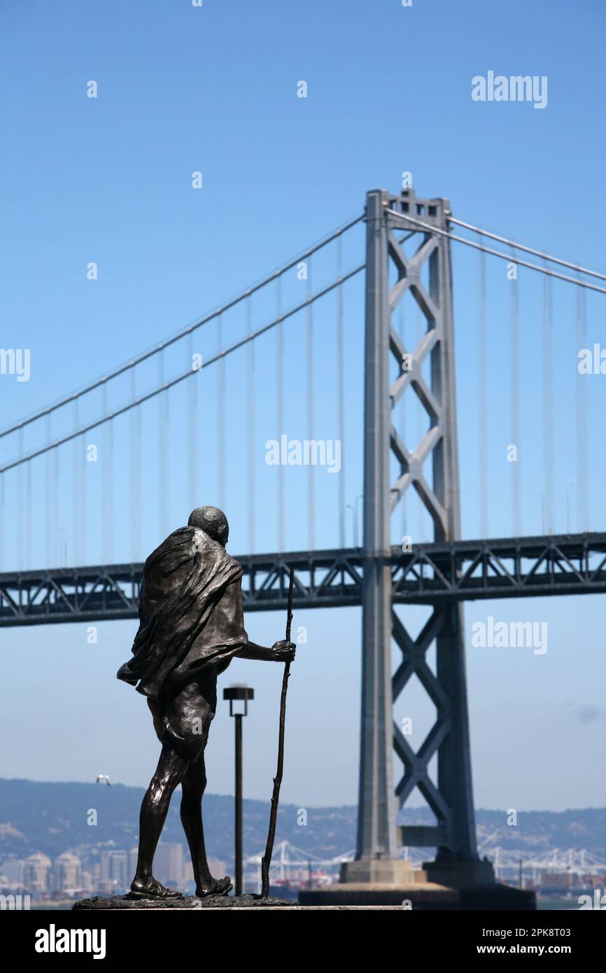 San Francisco - Mohandas K. Gandhi, Bronzeskulptur von Mahatma Gandhi vor der Oakland Bay Bridge Stockfoto