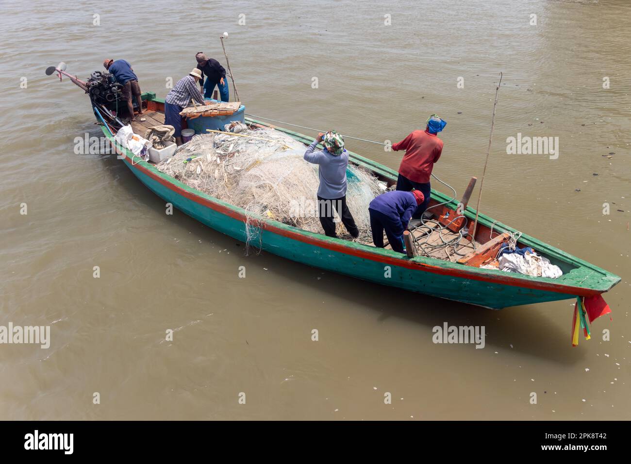 Fischer segeln auf einem Fischereischiff mit Netz, Thailand Stockfoto