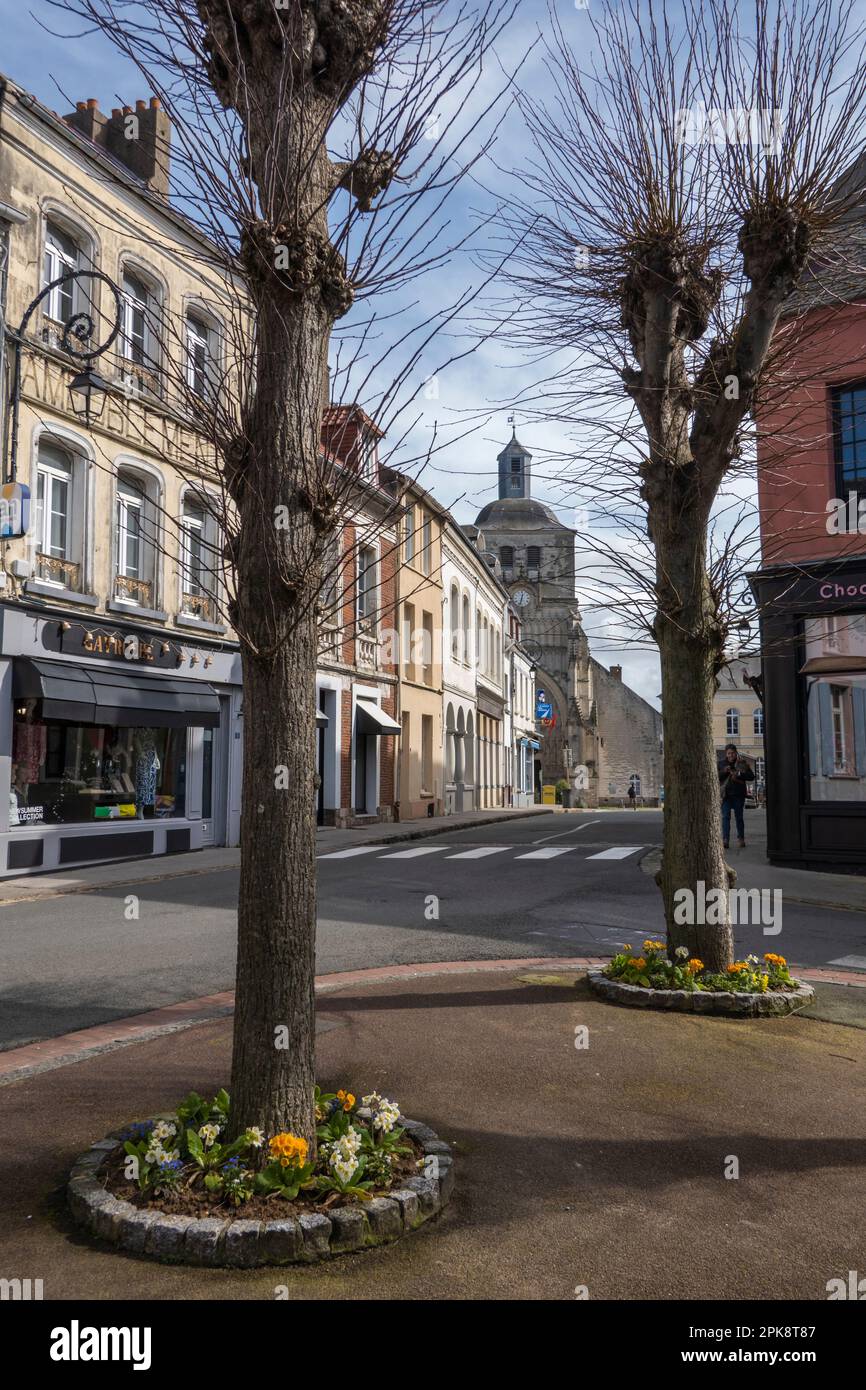 Blick auf die Rue du Change vom Place de Darnetal, Montreuil-sur-Mer, Hauts-de-France, Frankreich, Europa Stockfoto