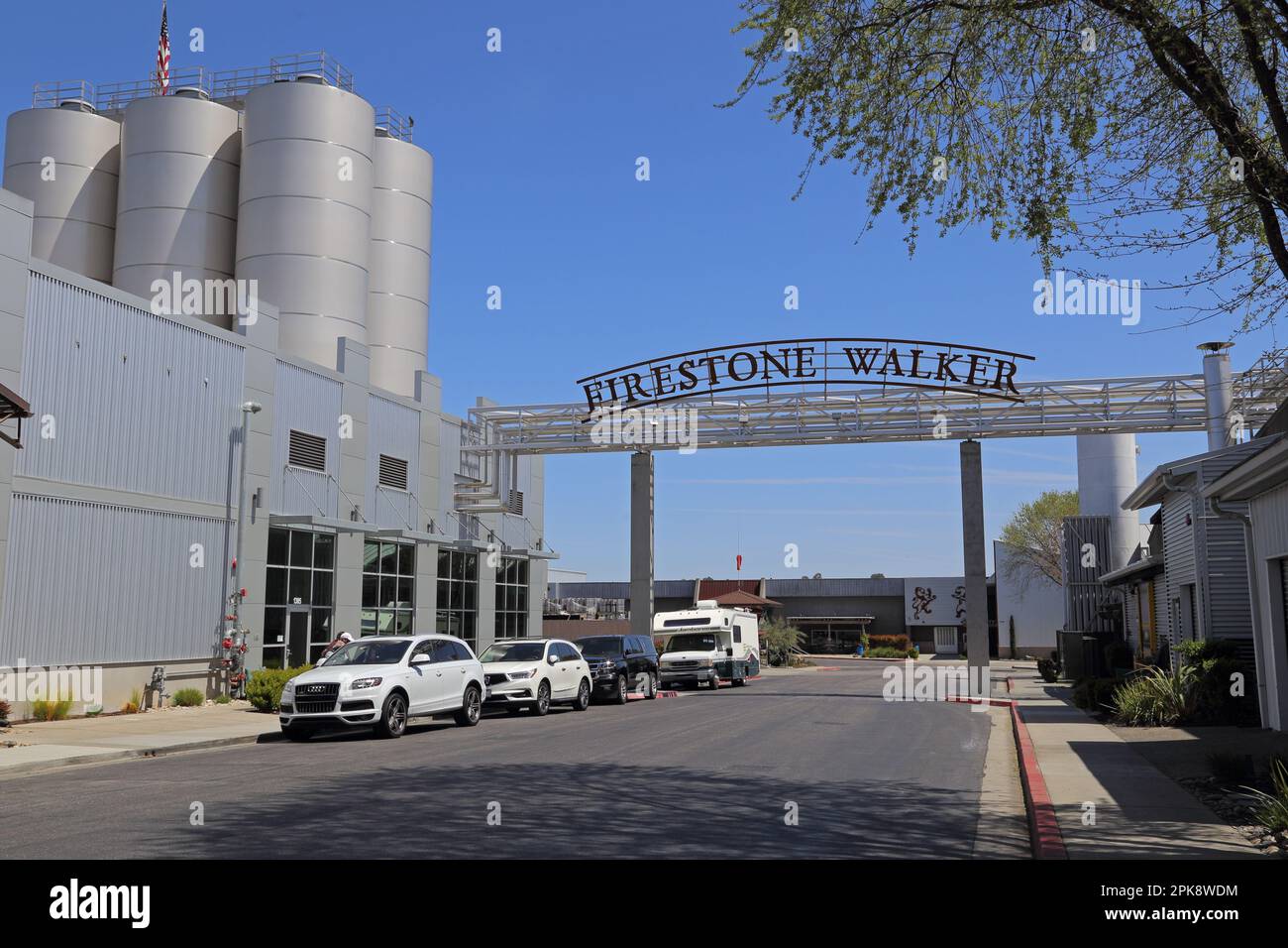 Paso Robles, Kalifornien/USA - 5. April 2021: Neben dem Verkostungsraum ist tagsüber ein Schild für die Bierfabrik der Firestone Walker Brewing Company zu sehen. Stockfoto