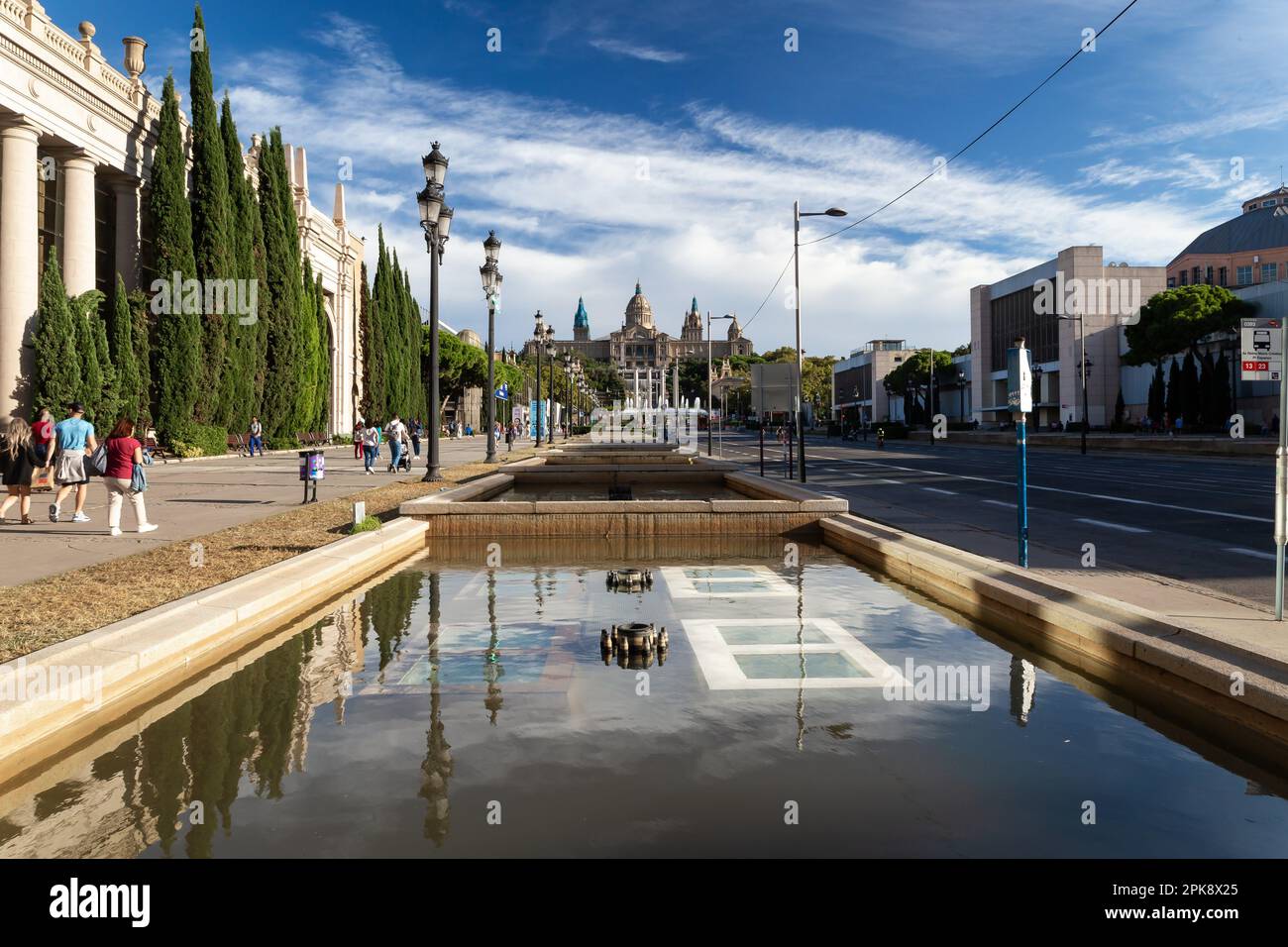 Barcellona Palau Nacional visto da Av. De la reina Maria Cristina e fontane Stockfoto